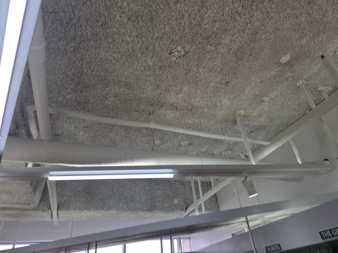 벗겨지고 떨어진 배관 테이프 작업 과정