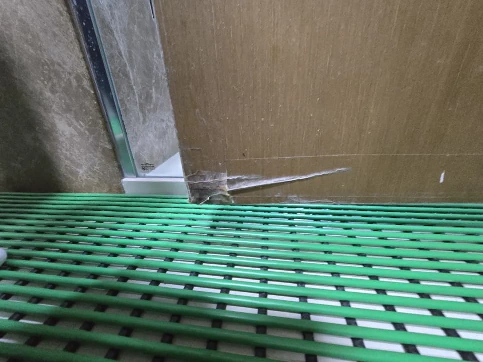 강남 오래된 욕실나무문 해체 화장실ABS — 시공 전