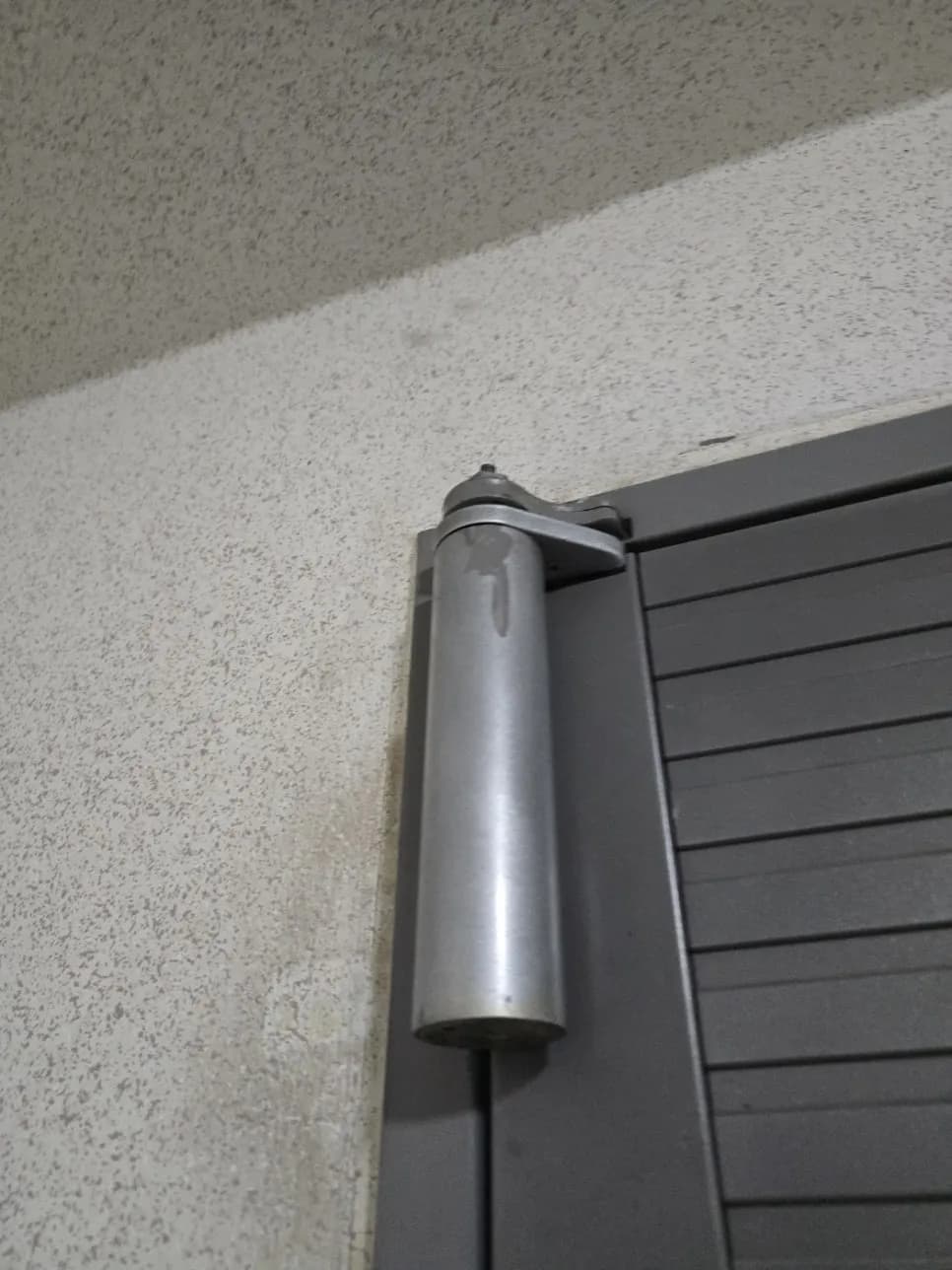 잘안닫히는 뻑뻑한현관문 암레스도어클로 — 시공 후