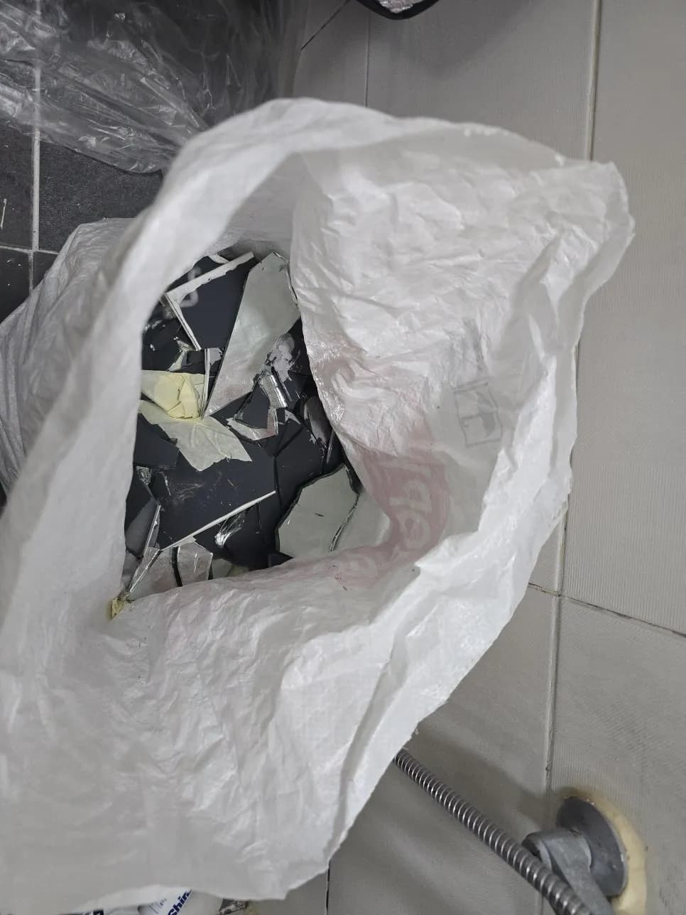 화장실거울철거 작업 과정