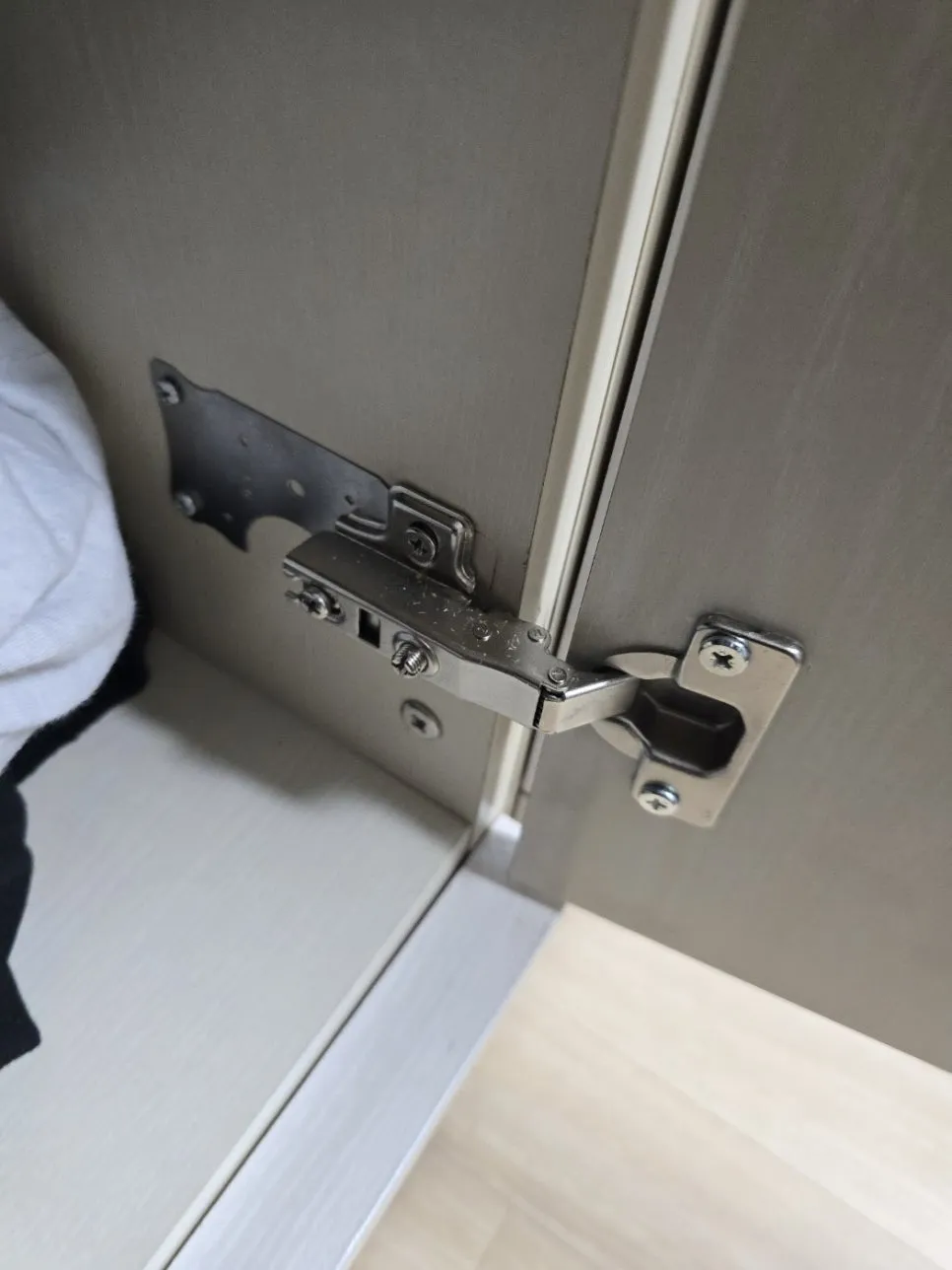 장롱 휘어지고 — 시공 후