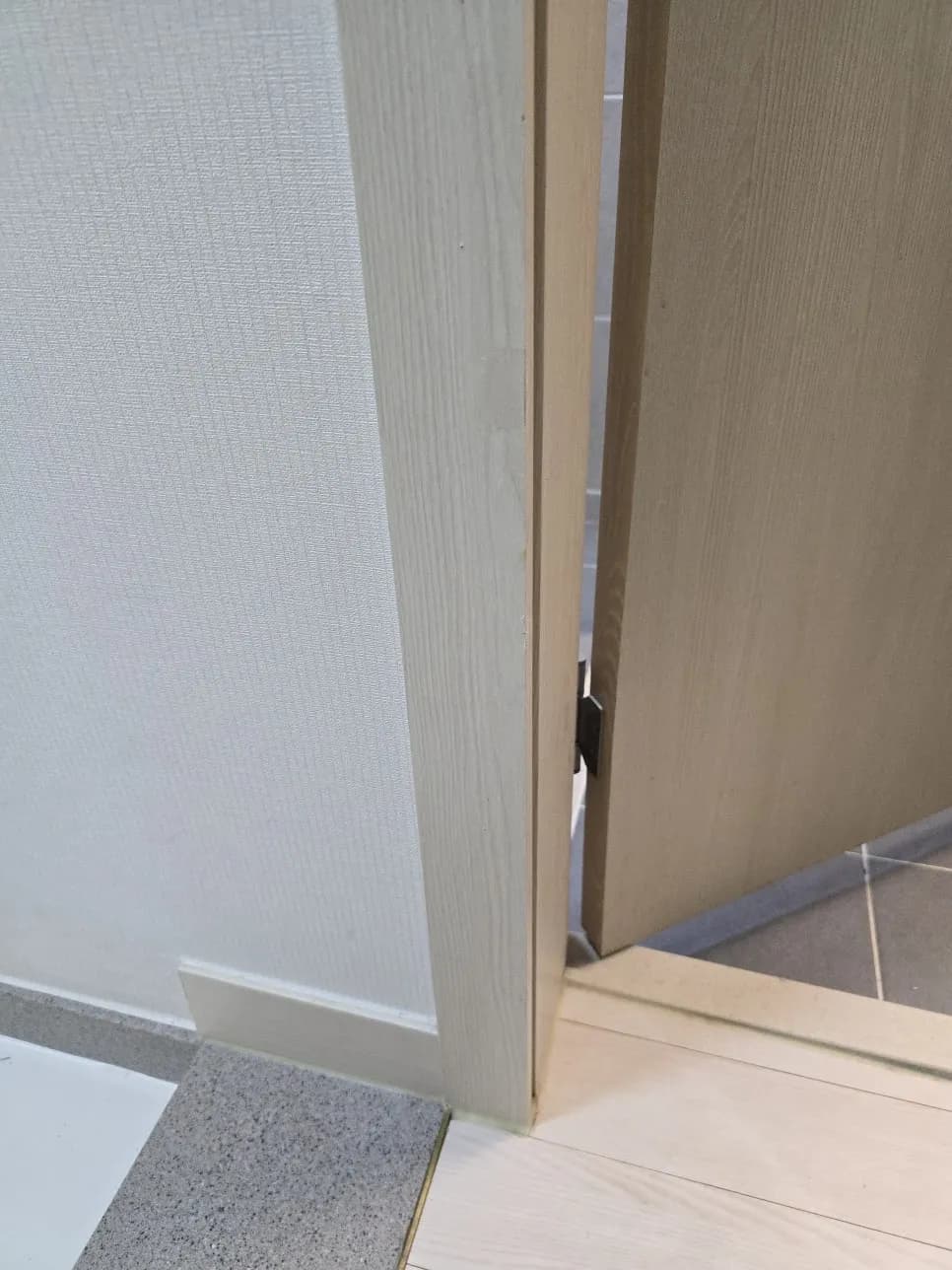 선릉 욕실 입구 손상된 몰딩 부분 복 — 시공 후