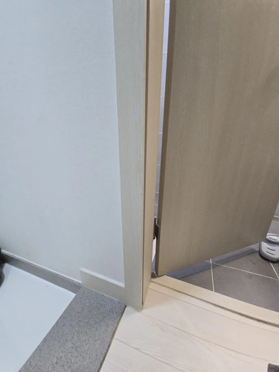 선릉 욕실 입구 손상된 몰딩 부분 복 작업 과정