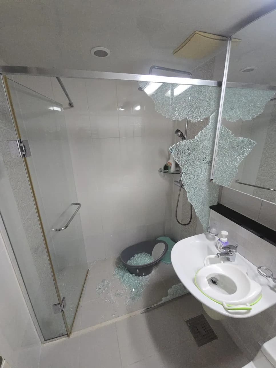 저절로깨진 샤워부스 작업 과정