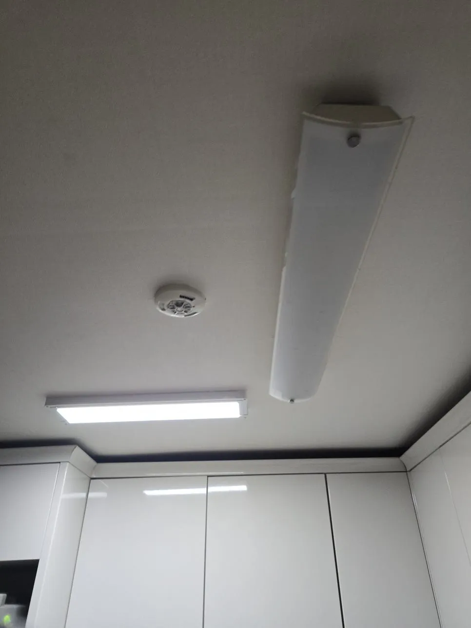 어두침침 주방형광등 교체 눈편한 고효 작업 과정