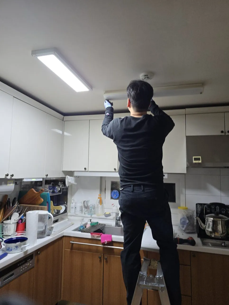 어두침침 주방형광등 교체 눈편한 고효 작업 과정