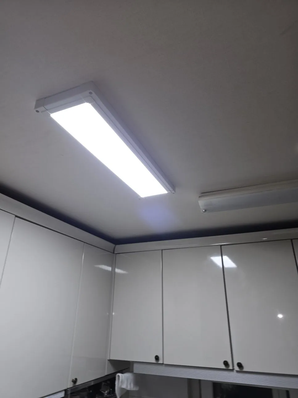 어두침침 주방형광등 교체 눈편한 고효 작업 과정