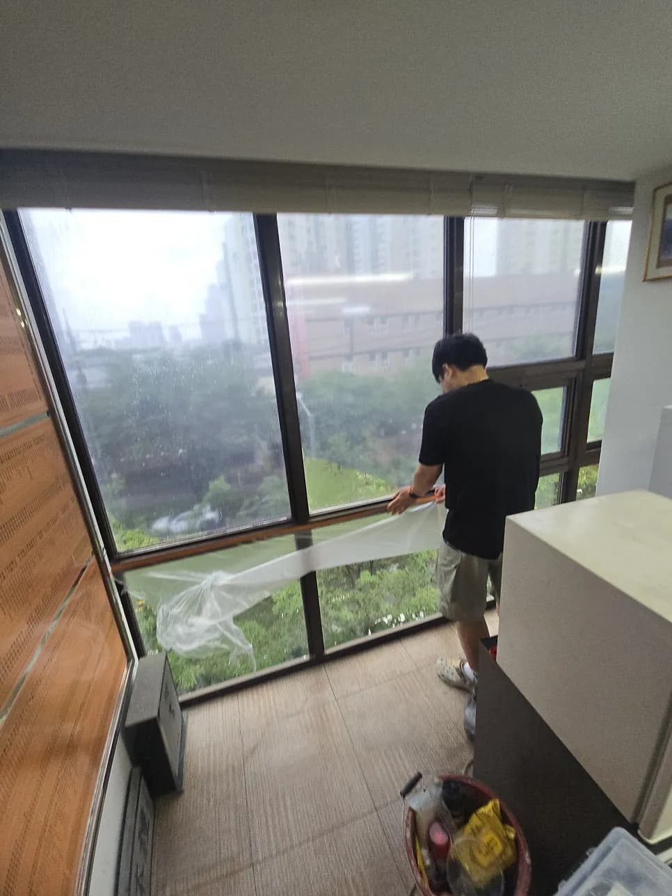 사무실창문 필름 제거 — 시공 전