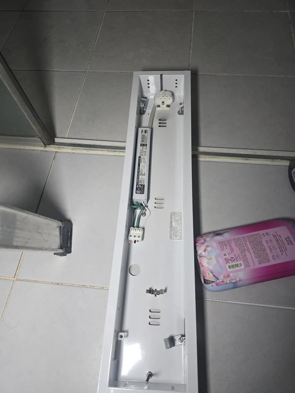 욕실매립형광등 작업 과정