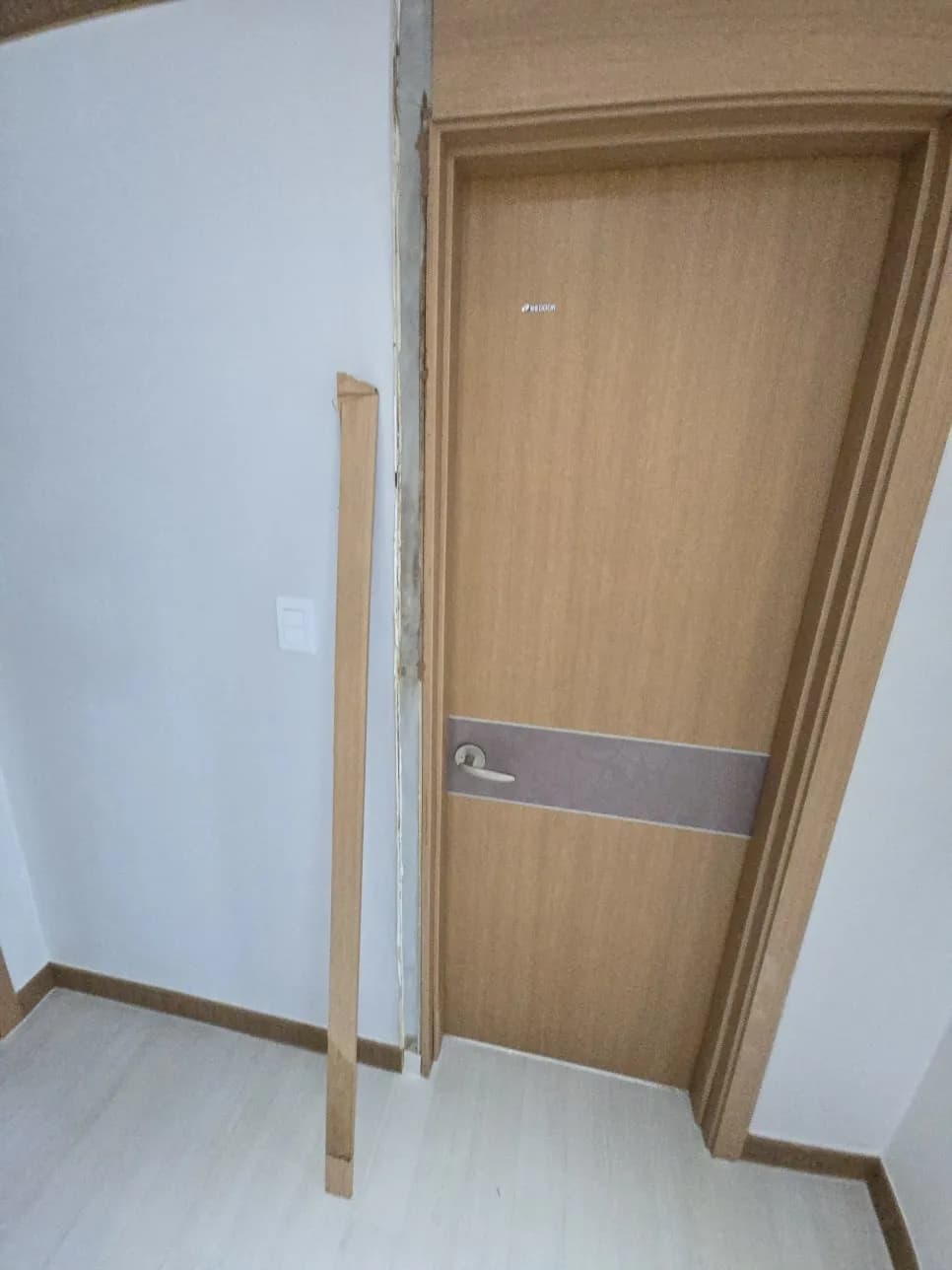 문 몰딩일부파손 — 시공 전