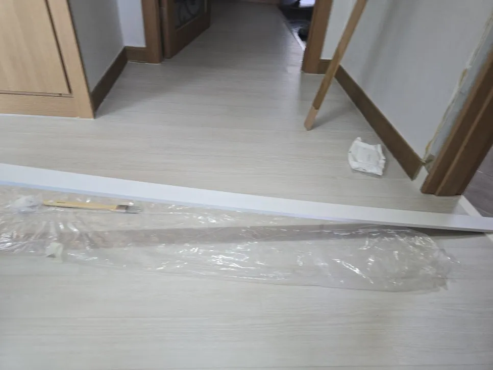 문 몰딩일부파손 작업 과정