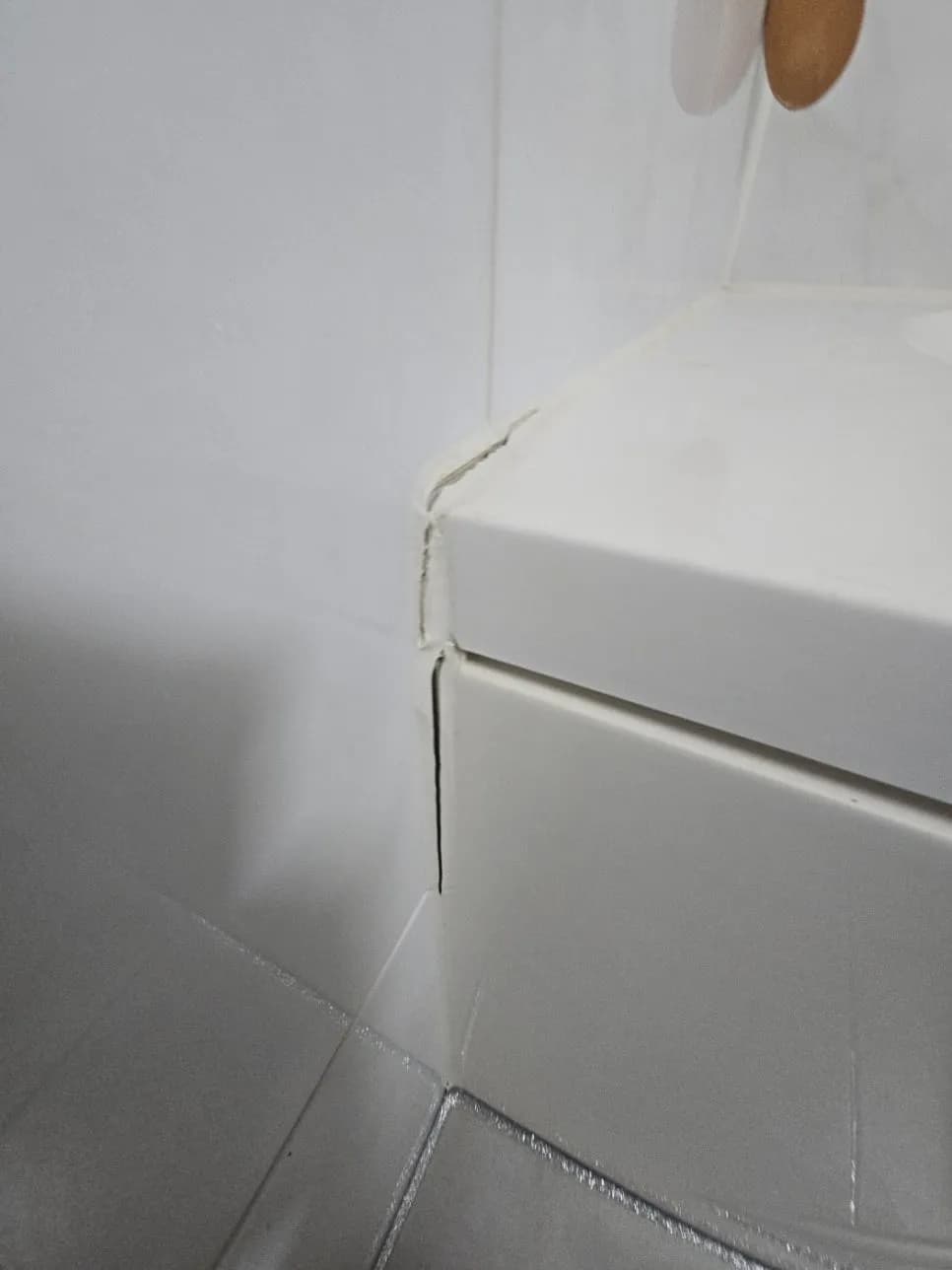 누렇고 금가서 벌어진 욕조실리콘 화장 — 시공 후
