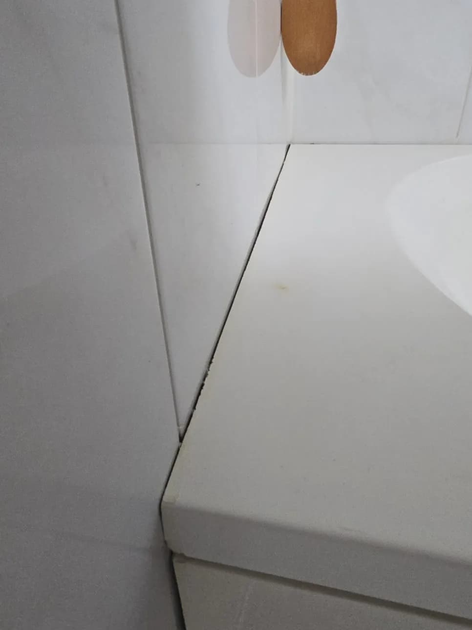 누렇고 금가서 벌어진 욕조실리콘 화장 작업 과정