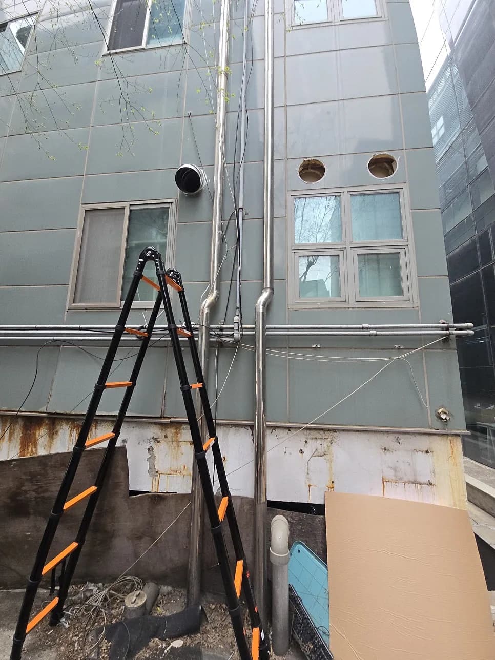 건물벽덕트철거구멍 — 시공 전