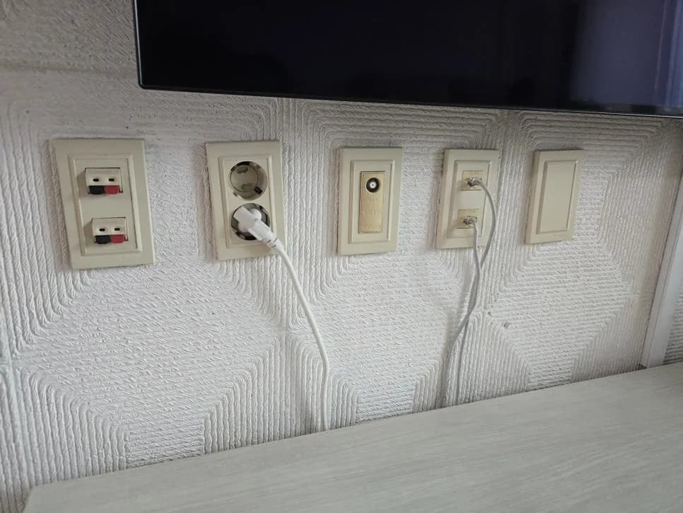 벽면오래된TV인터넷연결부 — 시공 전