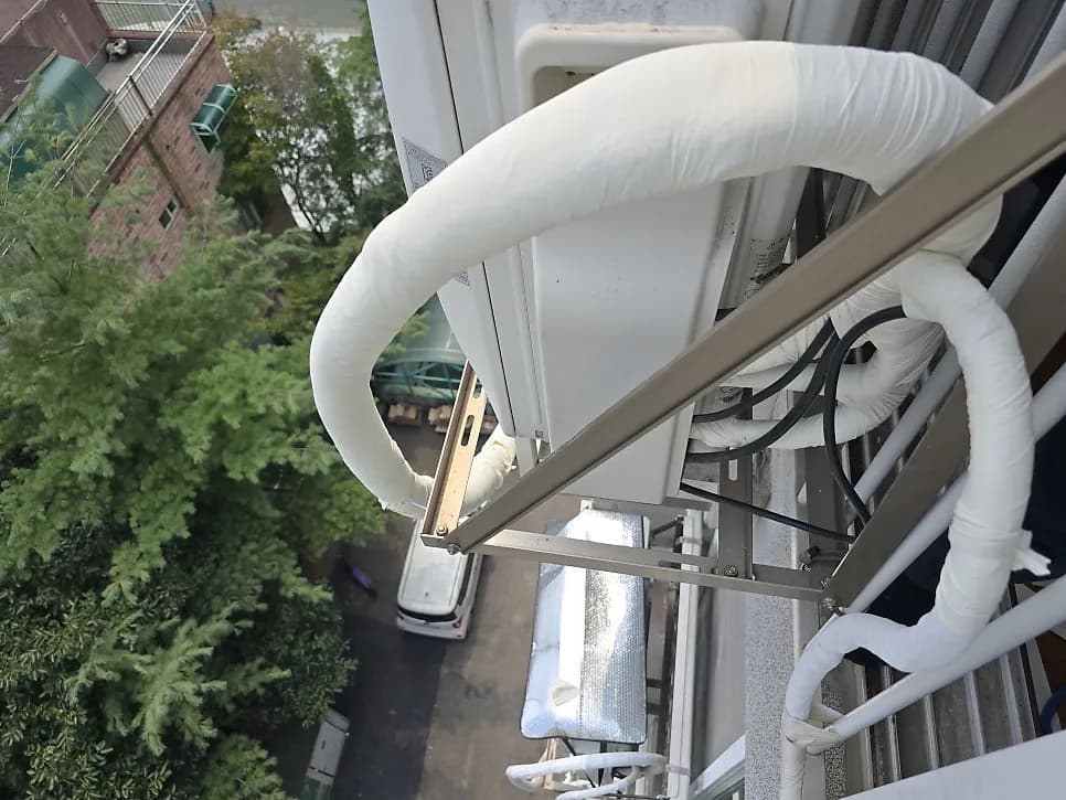 벗겨진 에어컨 배관과 떨어진 물호스 — 시공 후