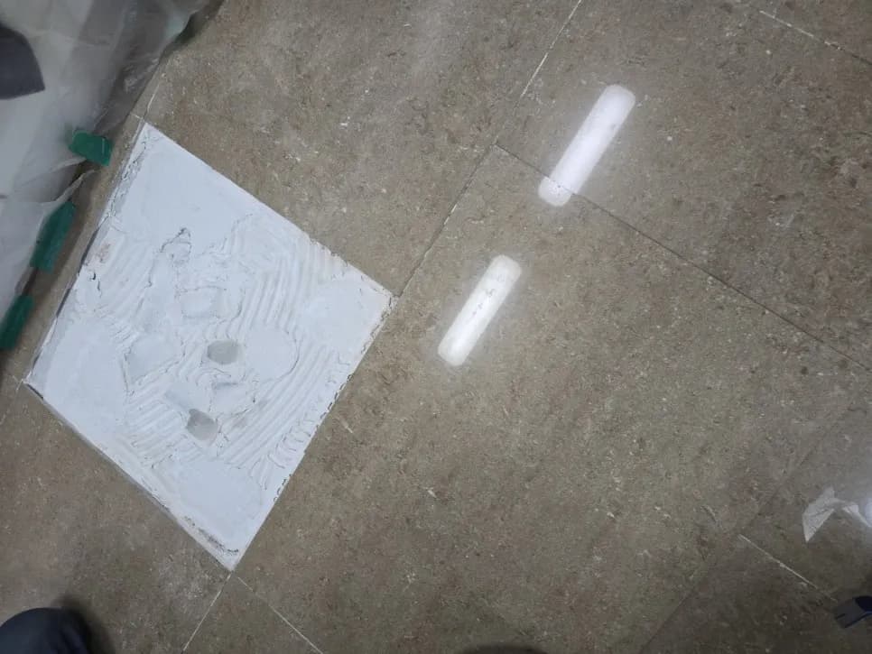 움직이고들뜬 바닥타일 작업 과정