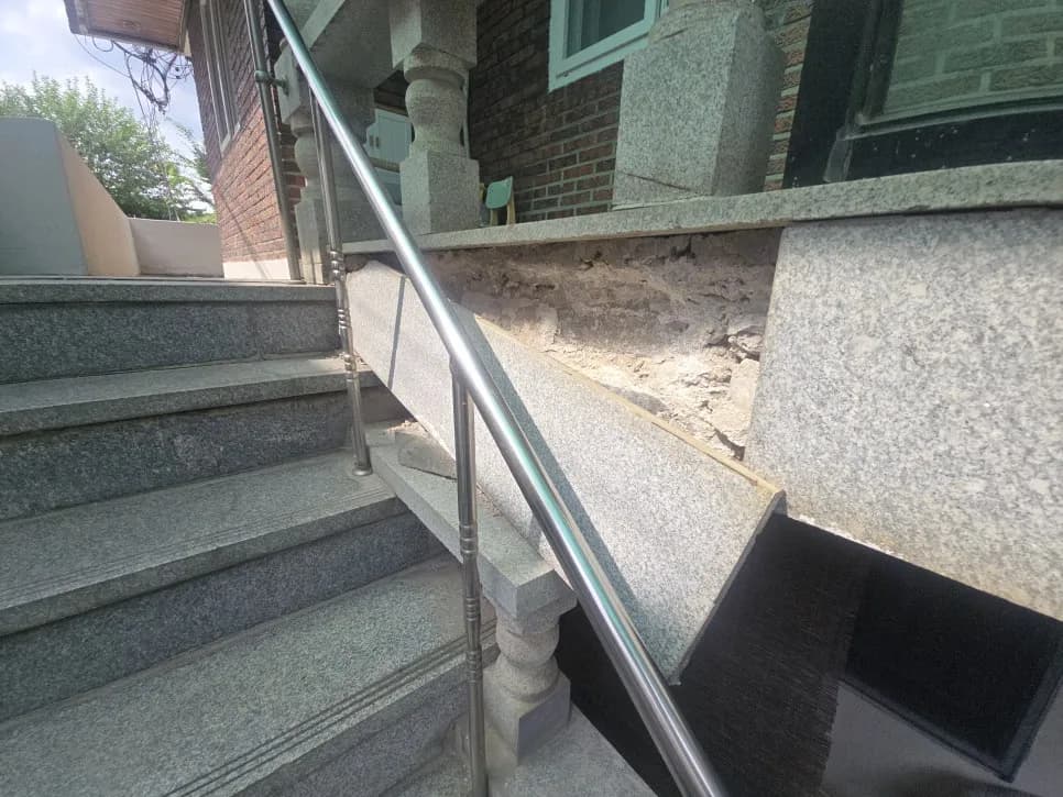 떨어지고 깨진 계단 대리석 작업 과정