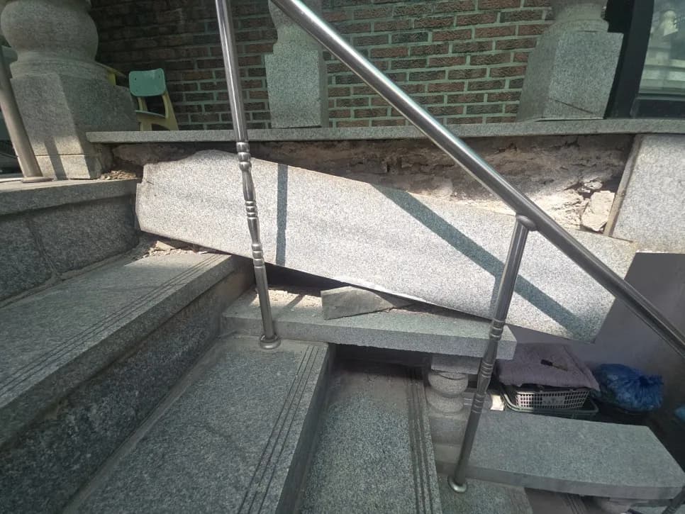 떨어지고 깨진 계단 대리석 작업 과정
