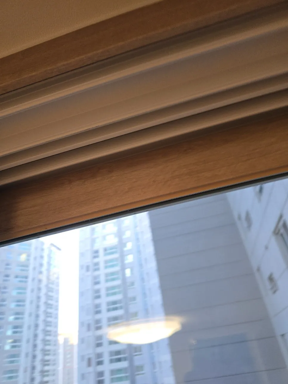 곰팡이핀 샷시청소부터 창문 실리콘까지 — 시공 후