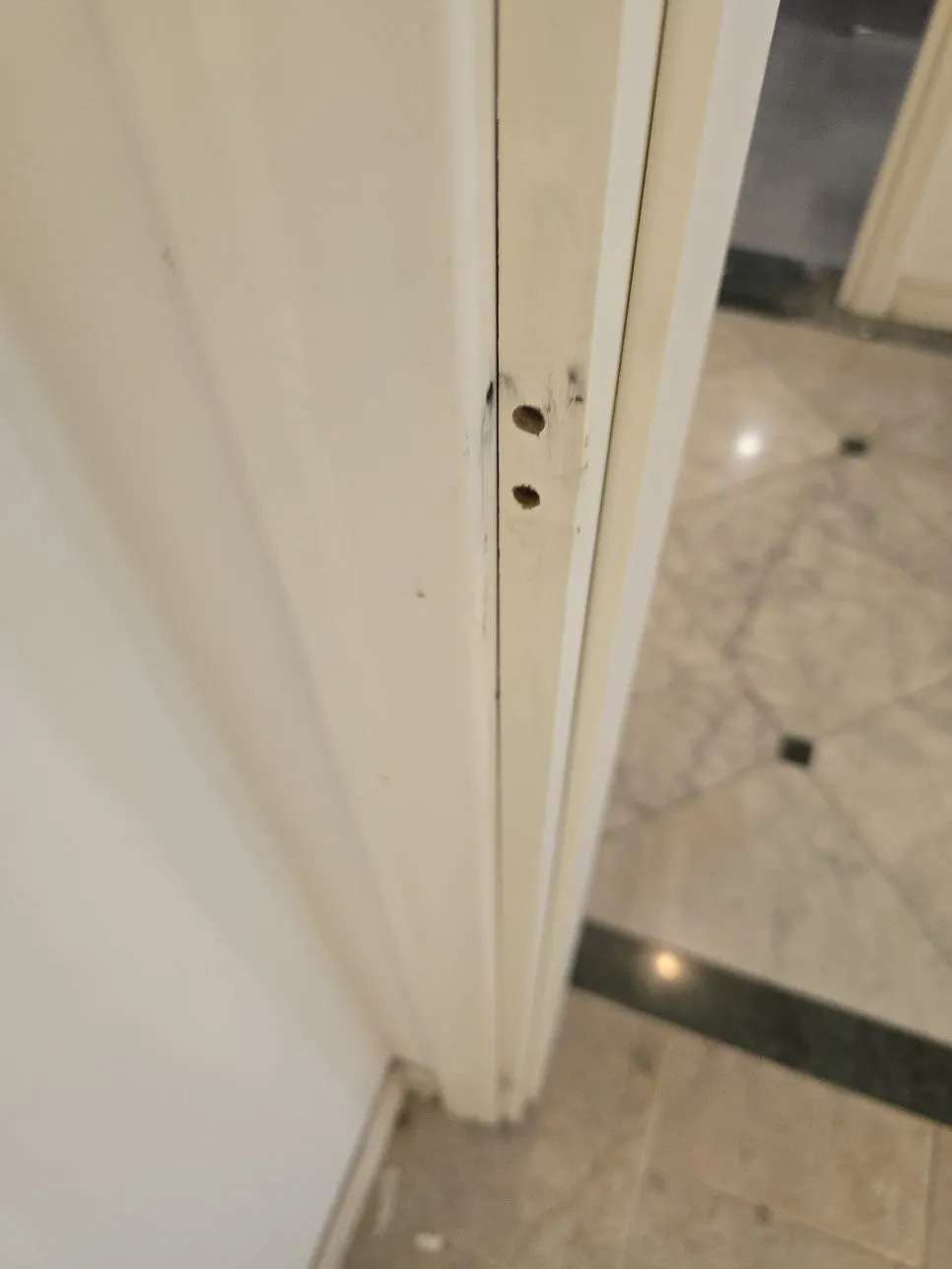 문 타공자국복원메꾸기전문 업체 — 시공 전
