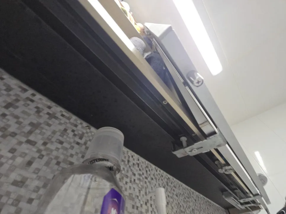 욕실깨진 문짝 — 시공 후