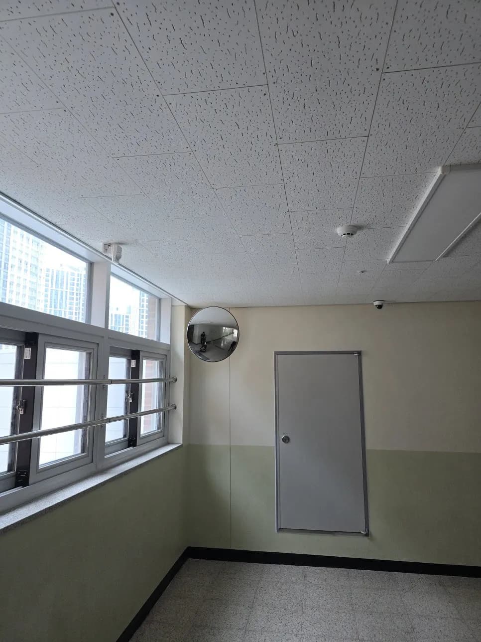 중학교 코너반사경 실내복도설치 — 시공 후