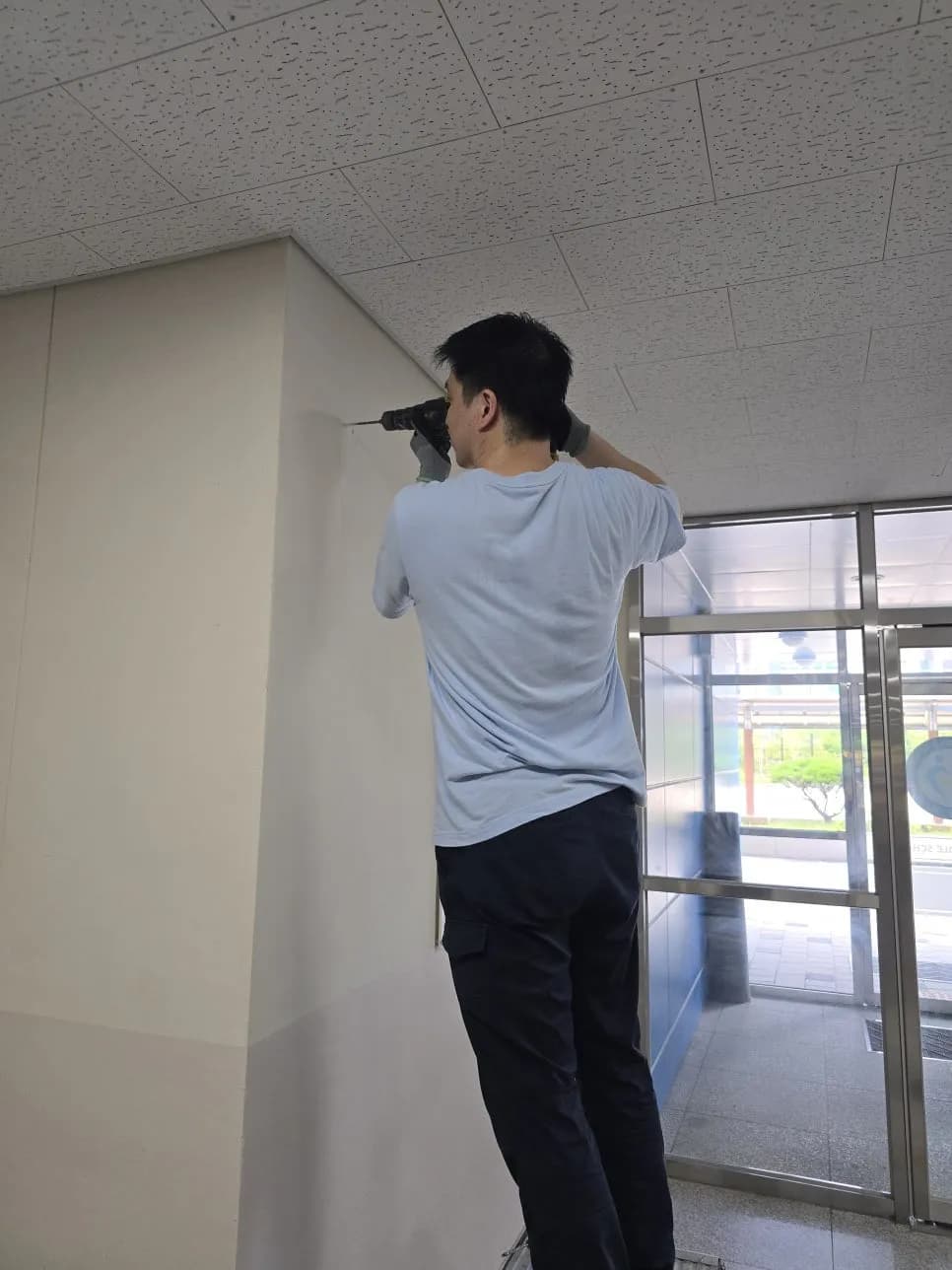 중학교 코너반사경 실내복도설치 작업 과정