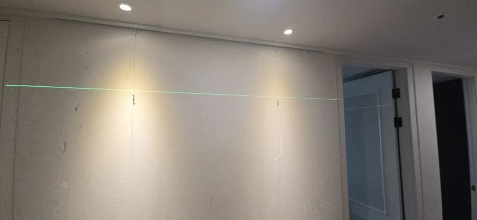 천장레일와이어액자 설치 작업 과정