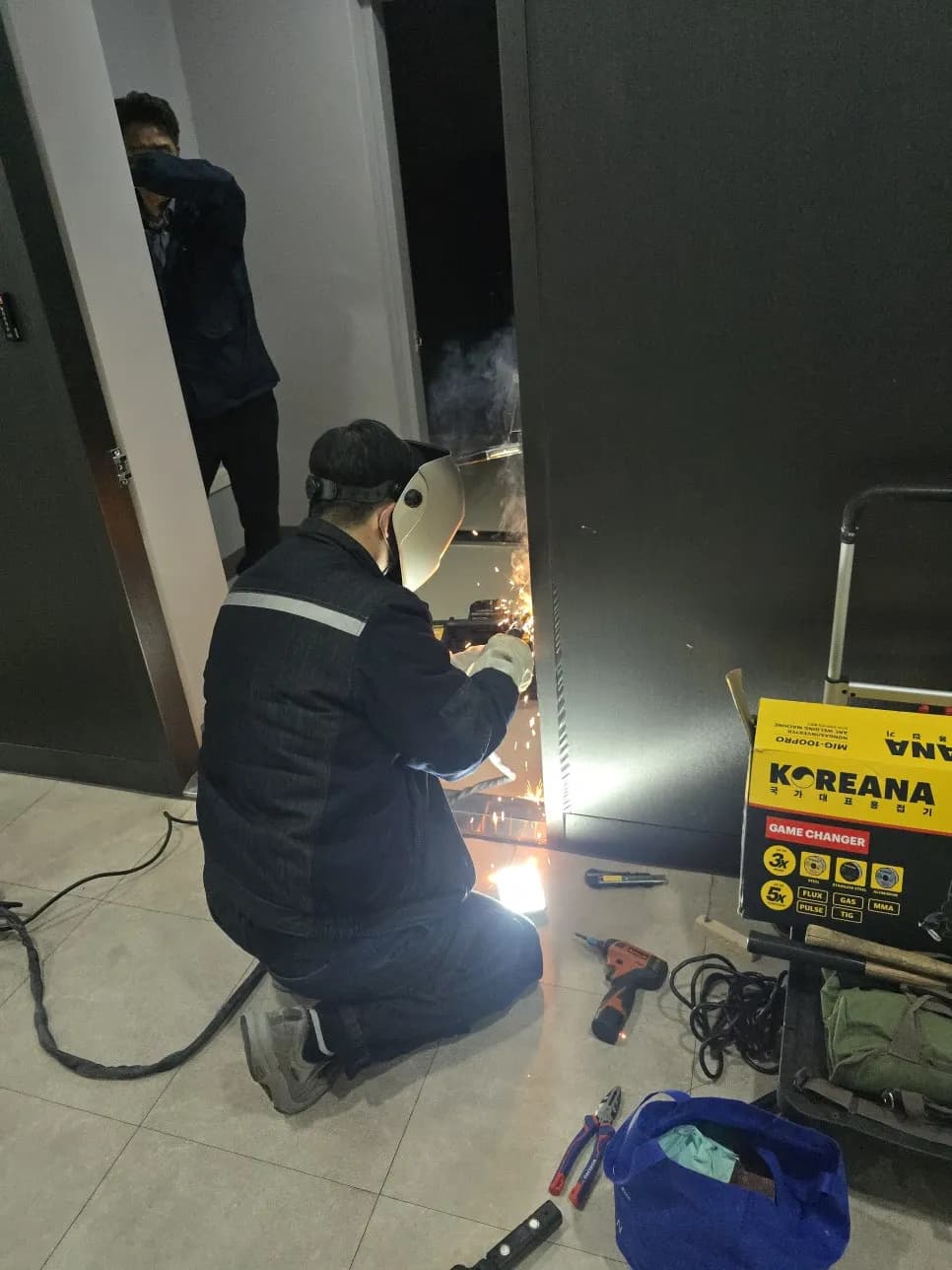 빌딩계단 방화문 철판벌어짐 작업 과정