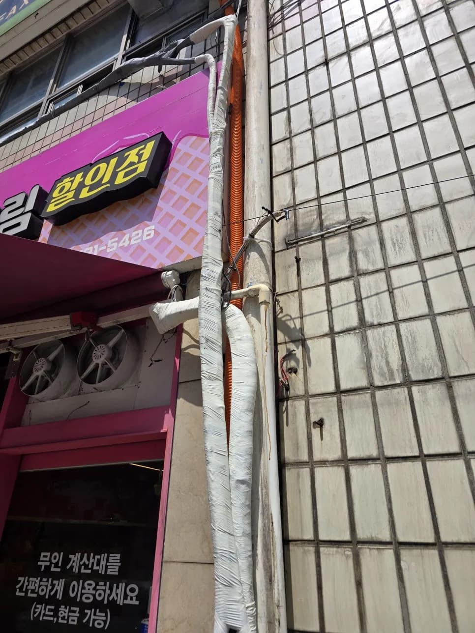 상가 외벽 에어컨 배관 보수, 벗겨진 — 시공 후