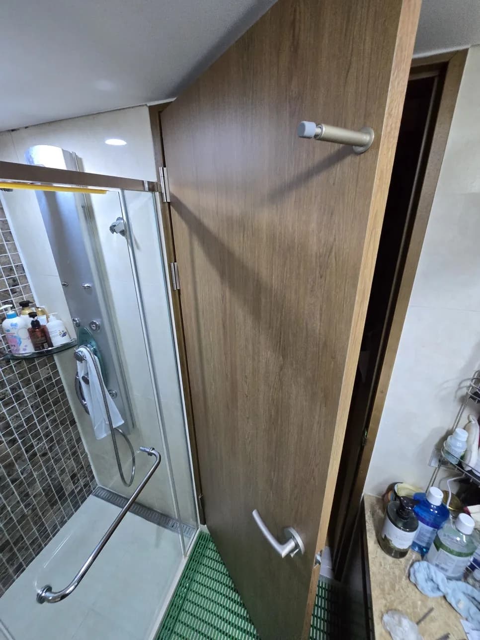 하부 썩고 갈라진 욕실 나무문짝 AB — 시공 후