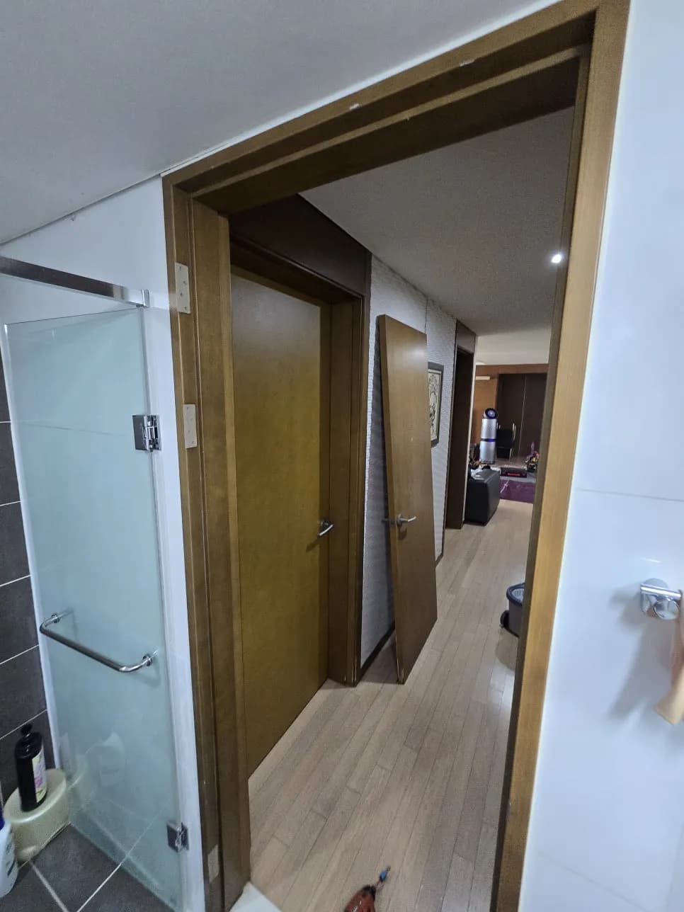 하부 썩고 갈라진 욕실 나무문짝 AB 작업 과정