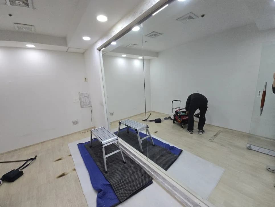 쇼핑몰매장 대형거울 철거전문 업체 — 시공 전