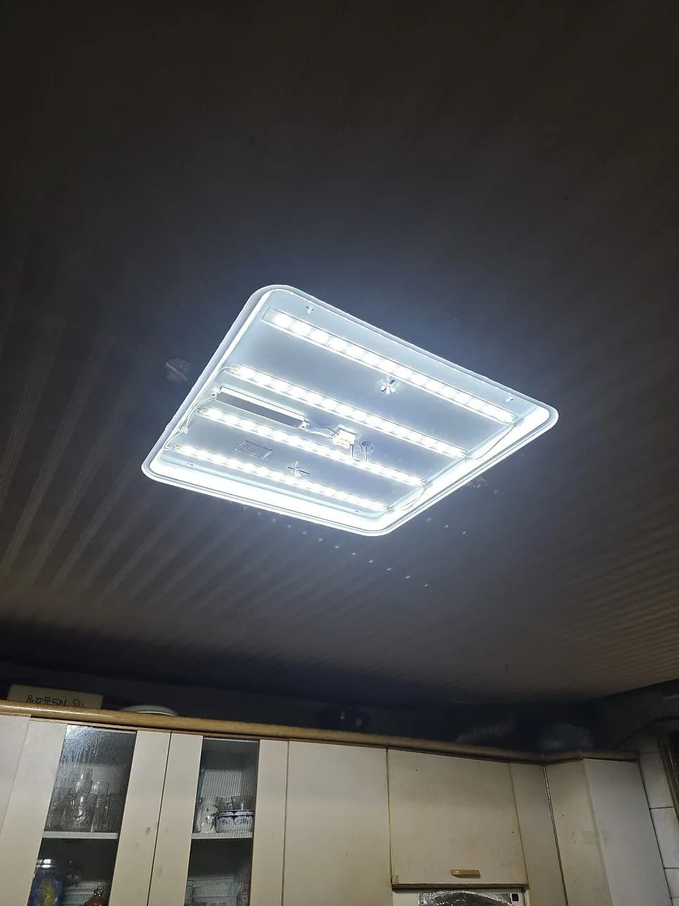 오래된 방전등 최신 LED 램프 교체 작업 과정