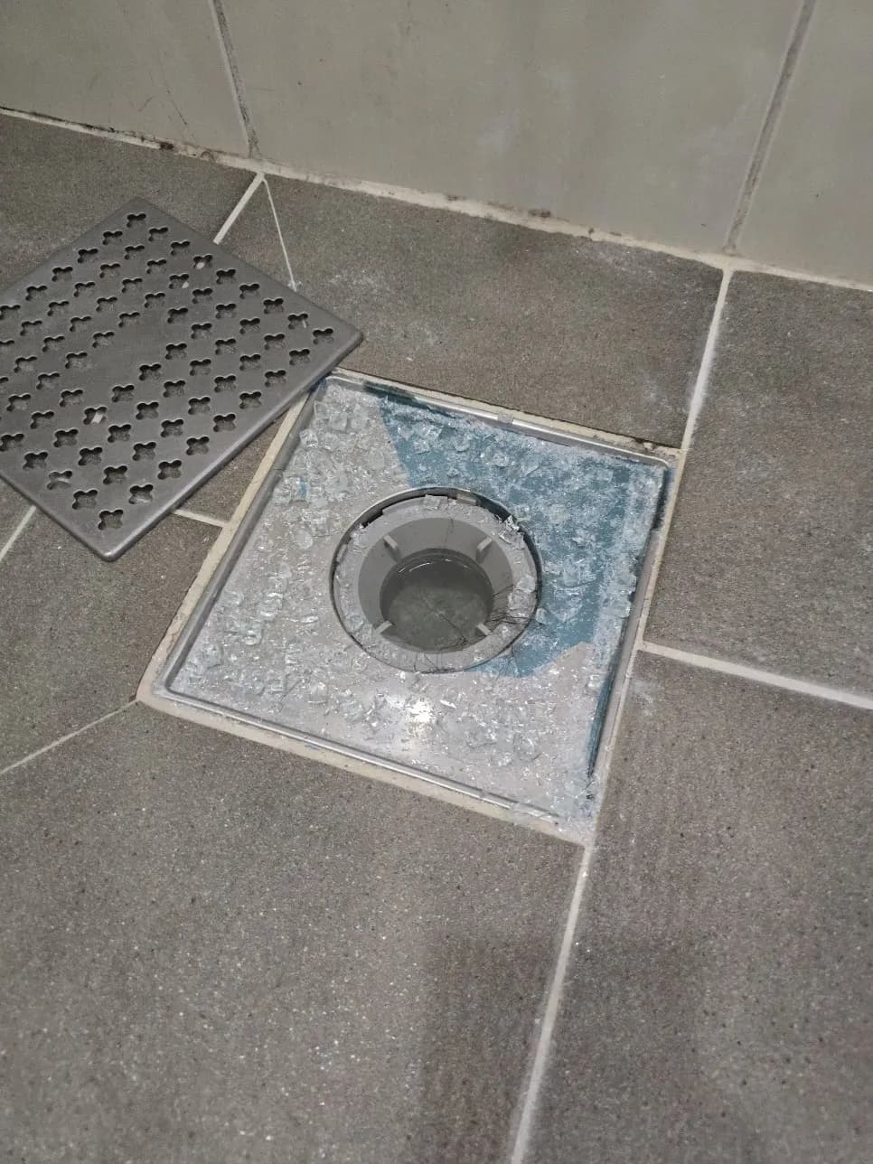 와장창깨진 샤워부스 작업 과정