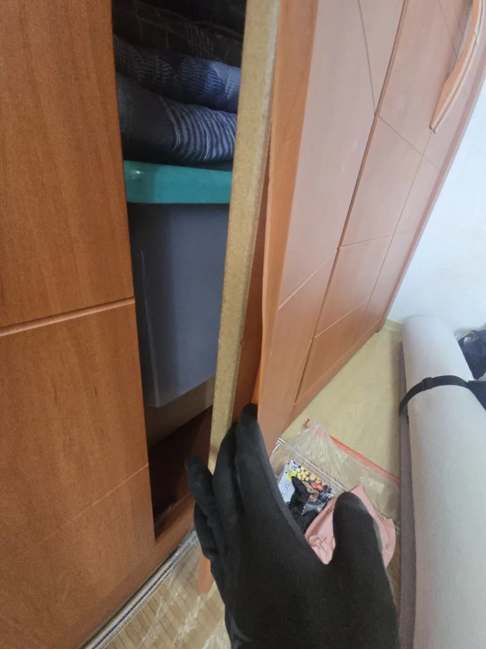 장롱 떨어진 필름 해체 — 시공 전