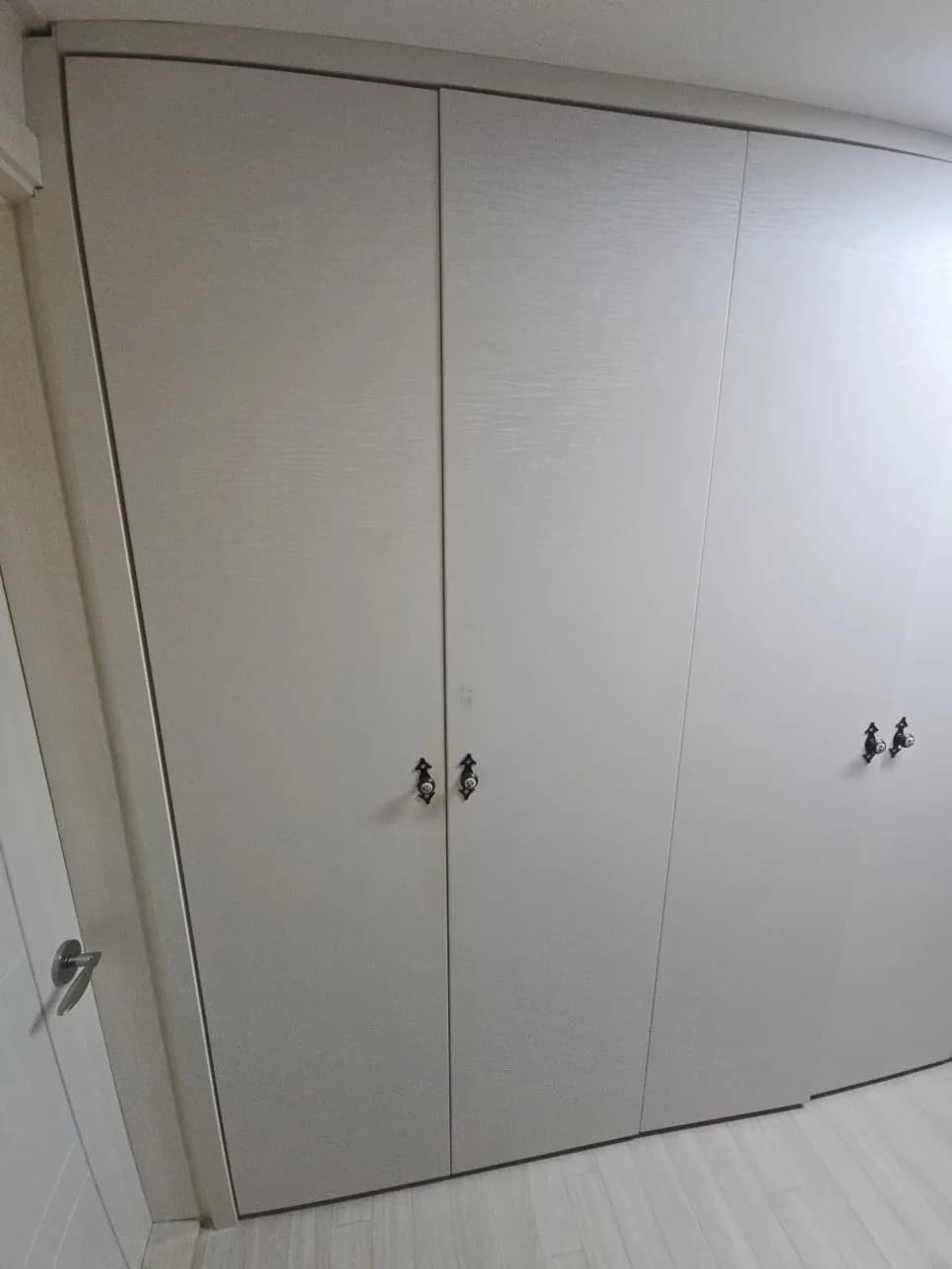장롱 여닫이문 파손 — 시공 후