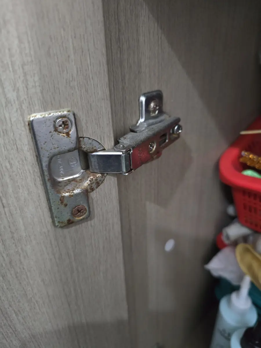 수납장문짝 처지고 헐거운경첩 새경첩보강 — 시공 전