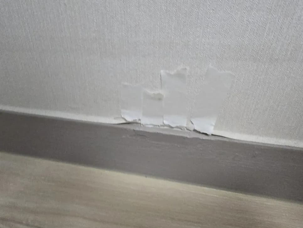 부딪혀조각난플라스틱걸레받이 작업 과정