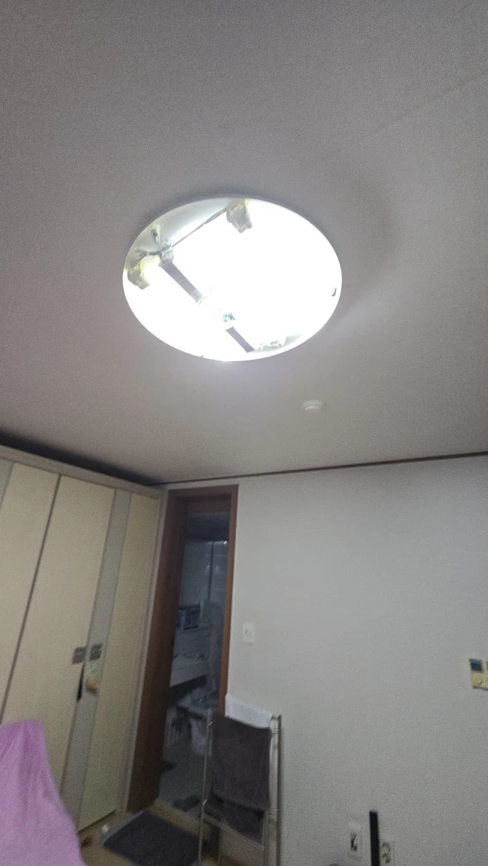 어두침침한 오래된 형광등 긴수명 효율 — 시공 전