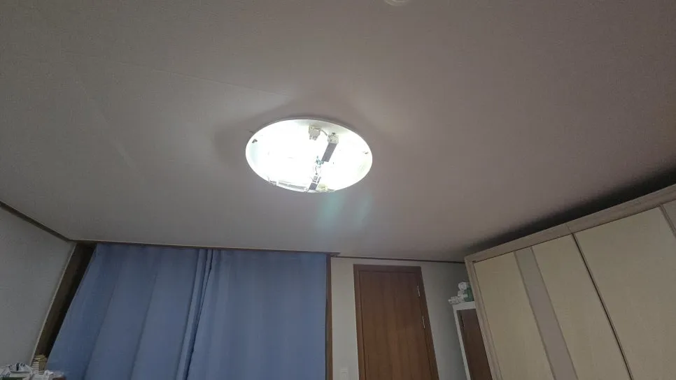 어두침침한 오래된 형광등 긴수명 효율 작업 과정