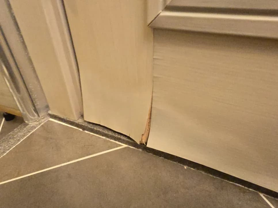 물먹어벗겨진 — 시공 전