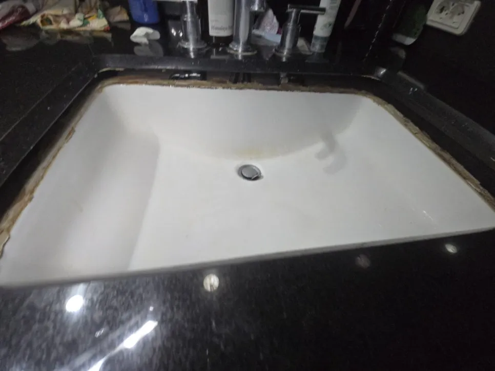 접착떨어진 세면대 작업 과정