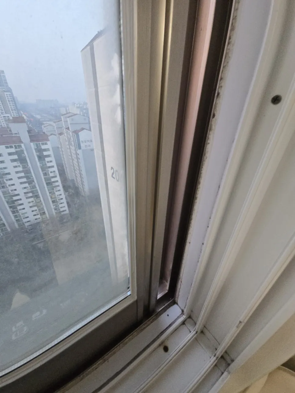 창문 유리샷시곰팡이 — 시공 후