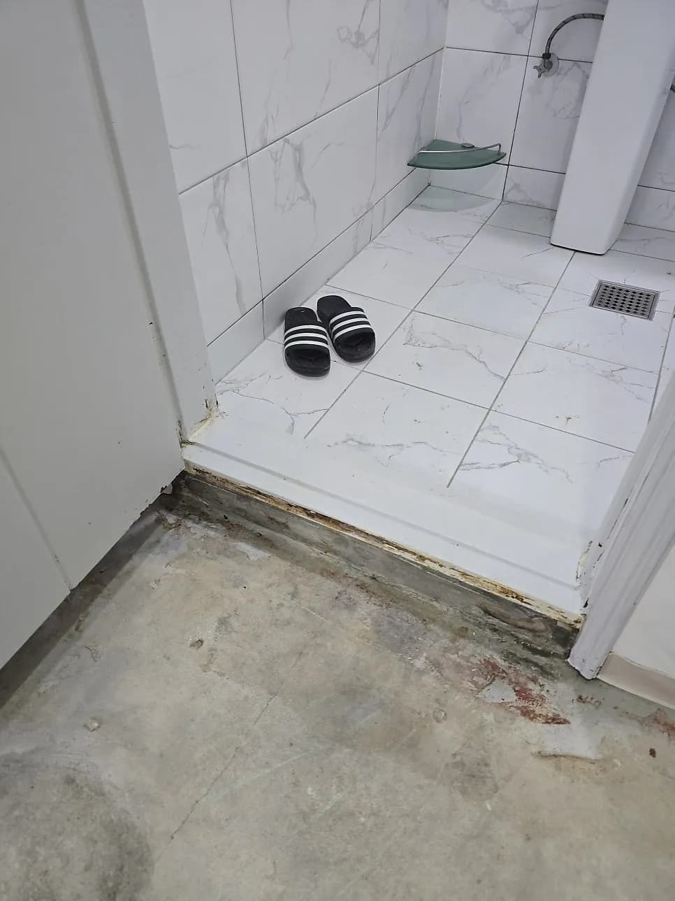 물먹은 썩은나무몰딩 문 지방타일 교체비용 작업 과정
