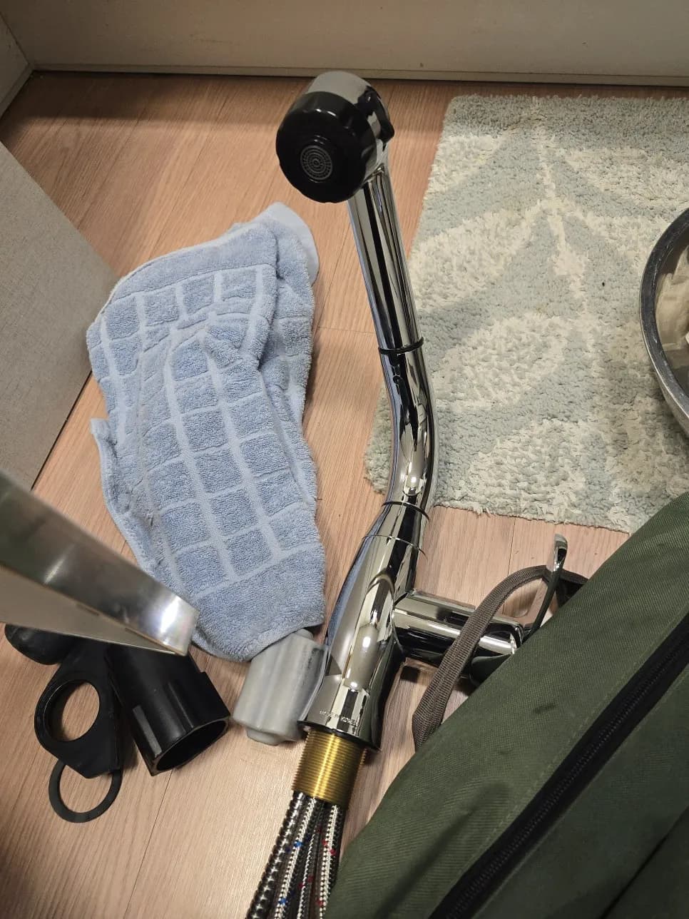 물새는 싱크수전 교체 작업 과정